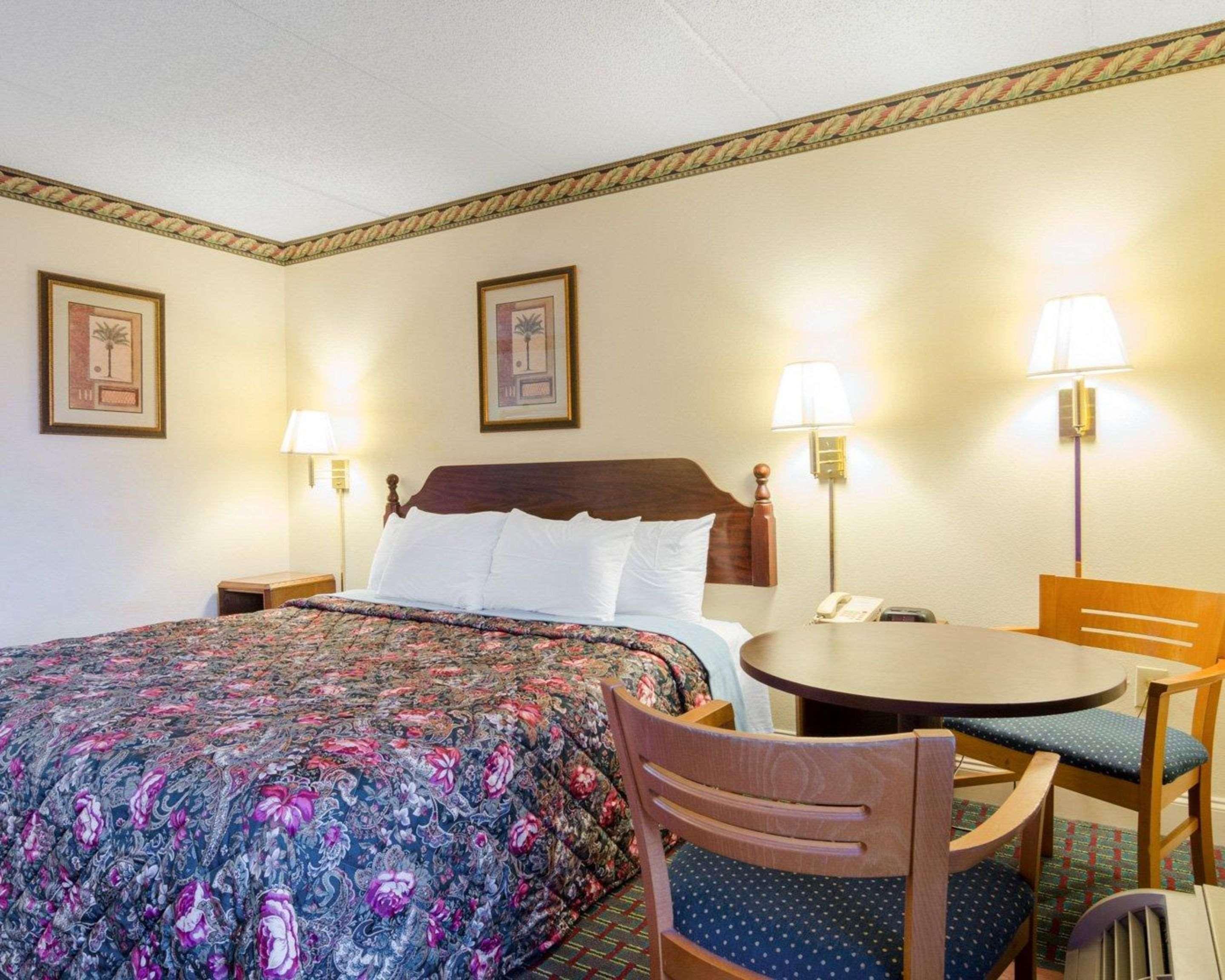 Rodeway Inn Норкросс Экстерьер фото