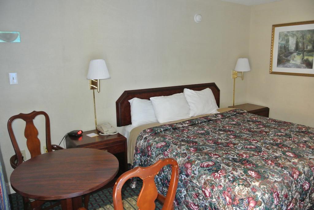 Rodeway Inn Норкросс Номер фото